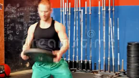 帅哥在健身房锻炼视频的预览图