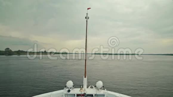 从河上游船的船头看风景视频的预览图