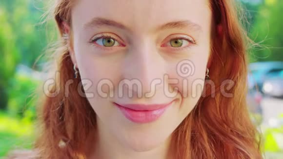 红发女士感情微笑视频的预览图