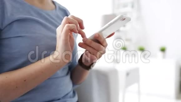 女人在家里用智能手机发短信视频的预览图