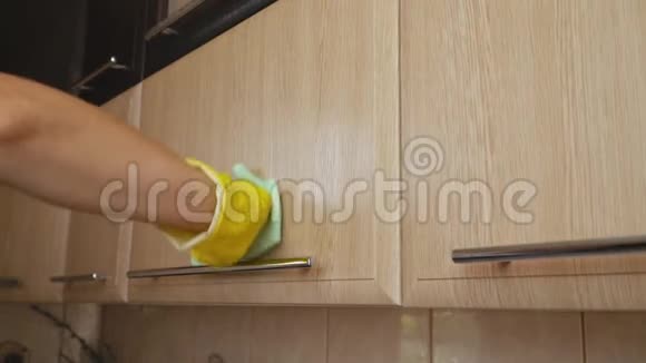 女人在厨房打扫视频的预览图