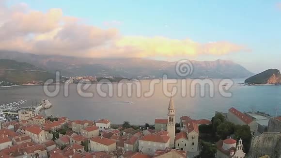 黑山布德瓦老城区海景直升机景观视频的预览图