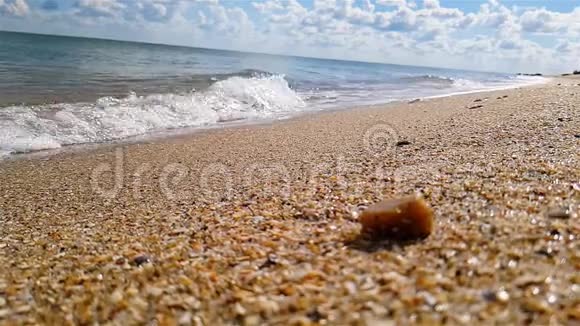 海浪在缓慢的运动中海浪在缓慢的运动中沿着海滩滚动美丽的海景视频的预览图