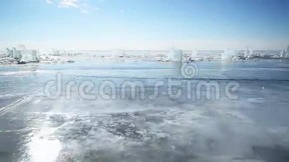 沿着冰马的全景运动视频的预览图