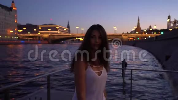 一个美丽的女孩在晚上穿过莫斯科城视频的预览图