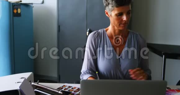 女性平面设计师使用4k平板电脑视频的预览图
