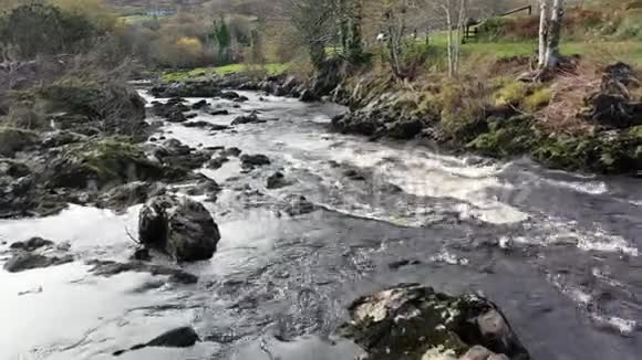 爱尔兰唐加尔县卡里克河峡谷和瀑布视频的预览图