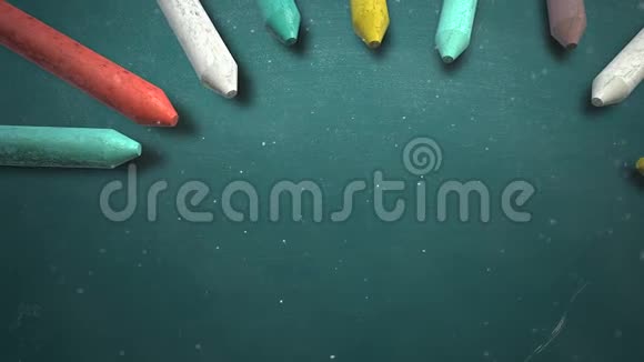 黑板上的彩色粉笔特写学校背景教育主题视频的预览图
