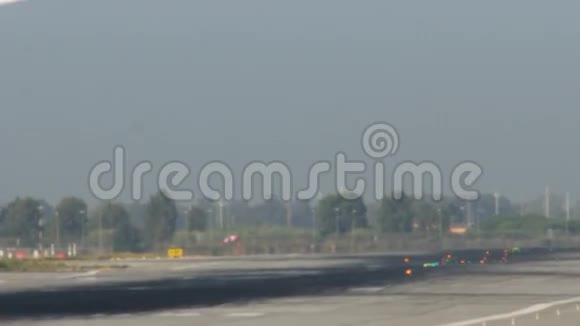 商务客机降落在巴塞罗那机场视频的预览图