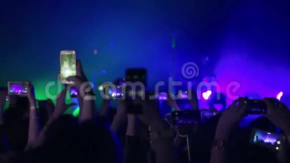 在摇滚音乐会上开派对手持数码相机视频的预览图