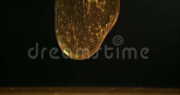 黑背景下的蜂蜜流动视频的预览图