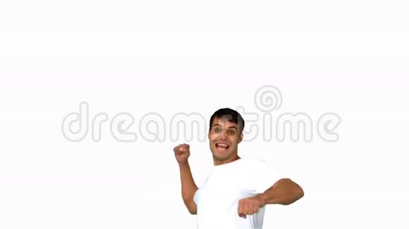 快乐的男人举起手臂在白色屏幕上视频的预览图