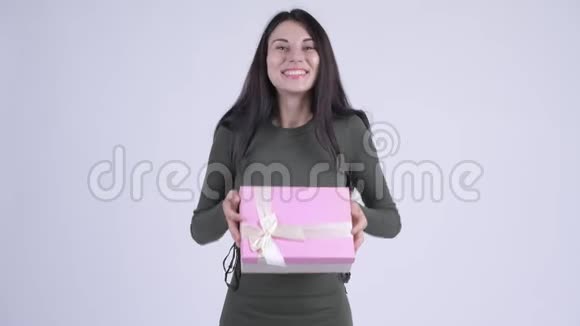 快乐的年轻美女送礼物视频的预览图
