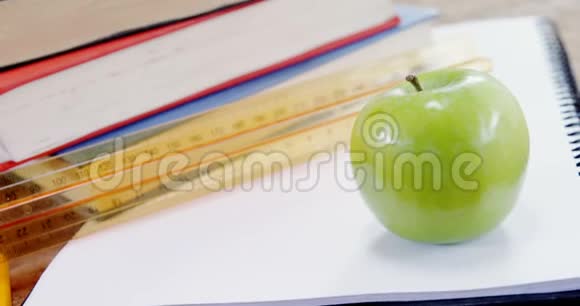 绿苹果在书上视频的预览图