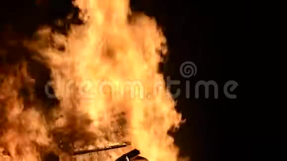 在大雪纷飞的冬夜燃烧的篝火视频的预览图