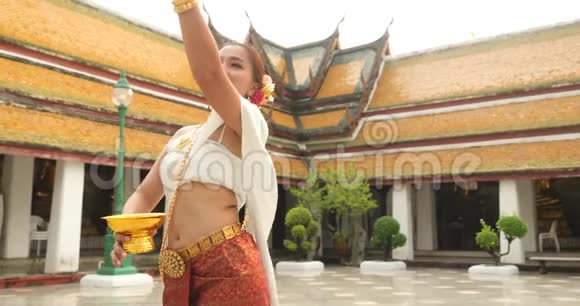 穿着泰国传统服装跳舞的亚洲美女视频的预览图