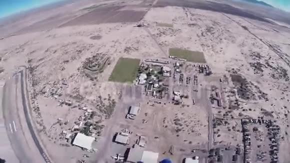 跳伞运动员在亚利桑那州上空跳伞蓝天晴天极限运动视频的预览图
