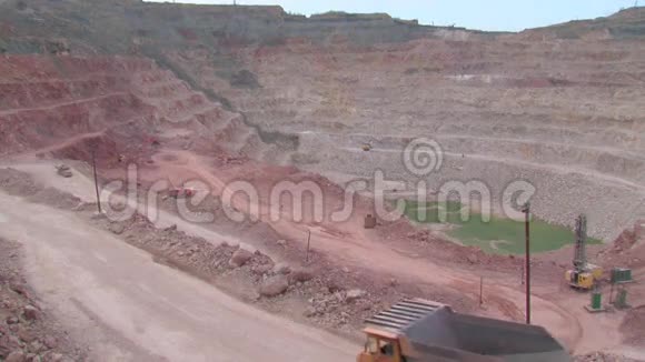 重型采矿机械视频的预览图