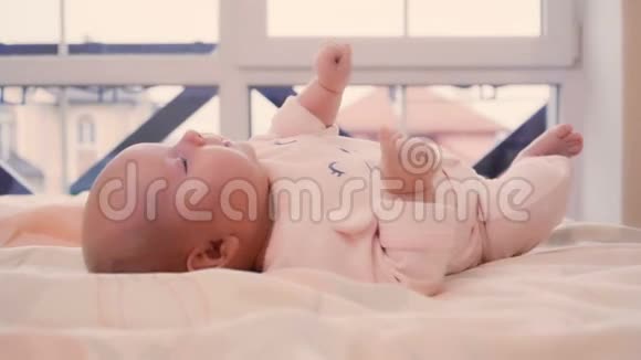 美丽的新生婴儿视频的预览图