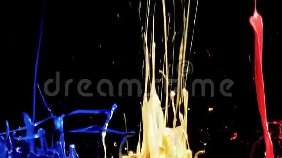 红色蓝色和黄色的绘画跳跃和在黑色背景下跳舞视频的预览图