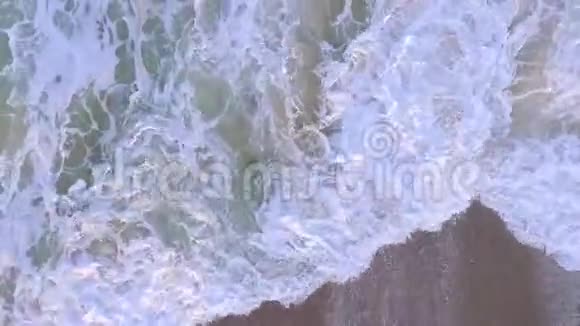大西洋的波浪到达海滩和泡沫视频的预览图