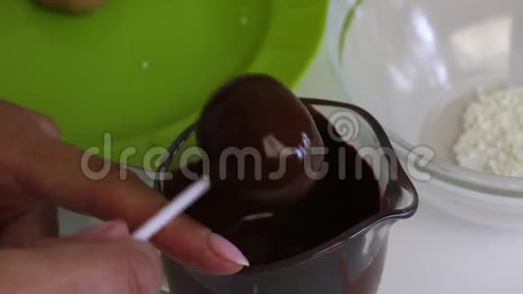 女人在黑巧克力里蘸饼桌子上的下一个是蛋糕视频的预览图