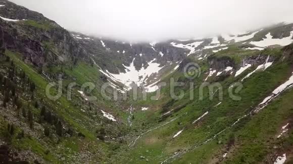 高山山脉高山峡谷的鸟瞰图视频的预览图