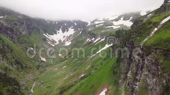 高山山脉高山峡谷的鸟瞰图视频的预览图