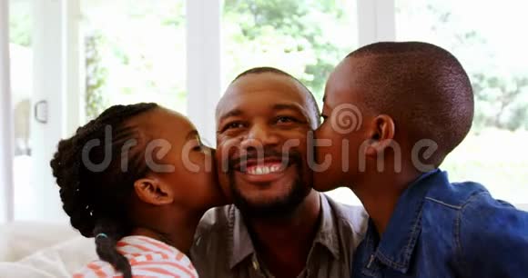 儿子和女儿在客厅亲吻父亲视频的预览图