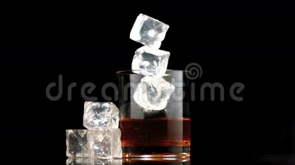 冰块掉进威士忌和冰块里视频的预览图