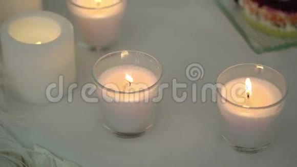 桌子上的蜡烛视频的预览图