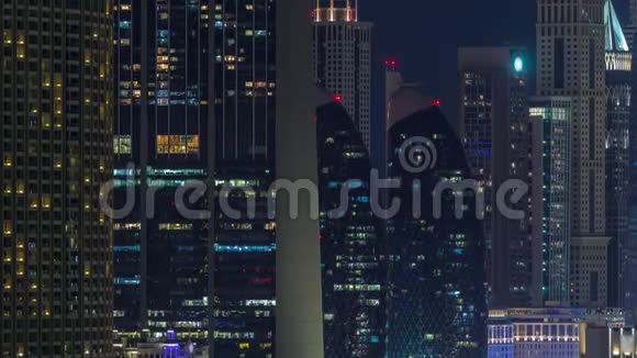 航空夜间城市景观与照明建筑迪拜市中心时间推移阿拉伯联合酋长国视频的预览图
