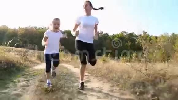 妈妈和女儿在跑步视频的预览图