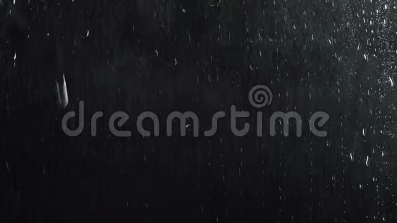 雨滴在黑色玻璃表面视频的预览图