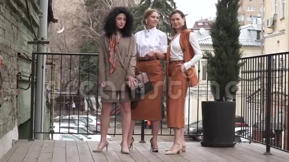 三个穿着西装的漂亮女孩商业风格视频的预览图