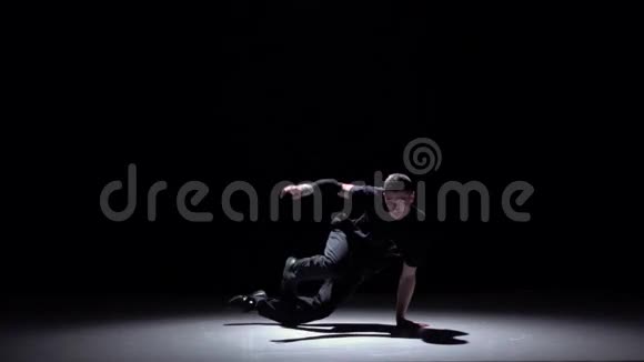 酷舞表演风格的舞者开始跳舞黑色阴影慢动作视频的预览图