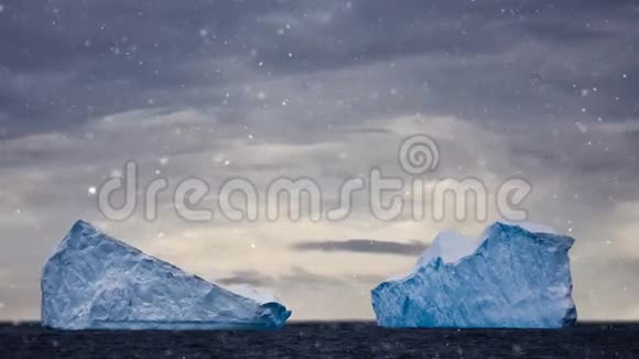 南极自然漂浮在公海上的两座大冰山视频的预览图
