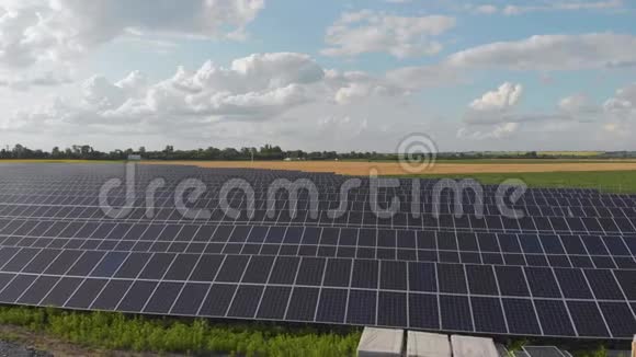阳光照射下太阳能电池板农场的鸟瞰图无人机飞越太阳能电池板领域可再生绿色替代能源视频的预览图