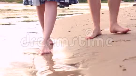 在海滩上恋爱的情侣视频的预览图
