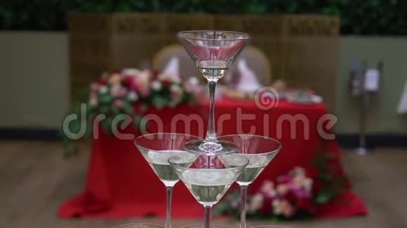 带香槟的金字塔玻璃塔在聚会庆典婚礼生日或视频的预览图