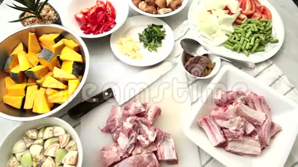 咖喱猪肉排骨和蔬菜猪肉咖喱配料视频的预览图
