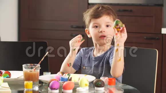 小男孩为度假装饰复活节彩蛋视频的预览图