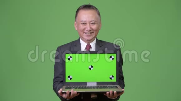 成熟的日本商人展示笔记本电脑视频的预览图