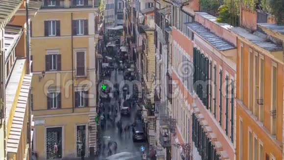 一条狭窄的街道在阳光明媚的日子里人们在罗马市中心视频的预览图