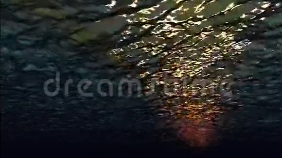 来自水下的海浪视频的预览图