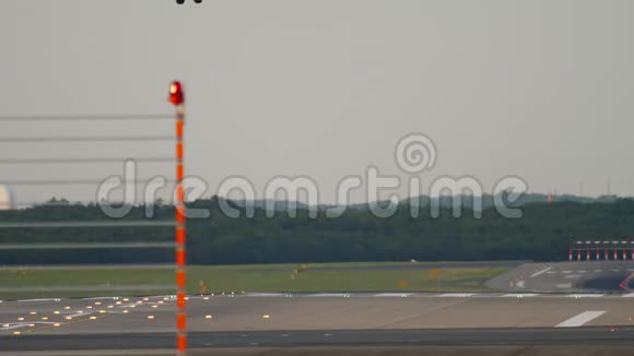飞机降落在杜塞尔多夫视频的预览图