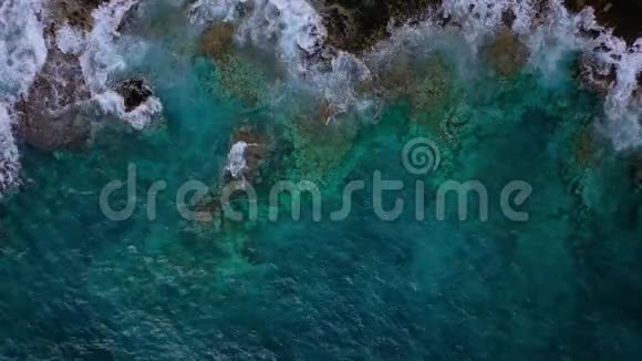 无人的海岸的俯视图特内里费岛的岩石海岸空中无人机的海浪到达海岸的镜头视频的预览图