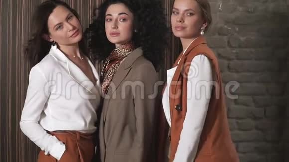 三个穿着西装的漂亮女孩商业风格视频的预览图