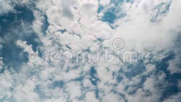 白云在蓝天上移动视频的预览图
