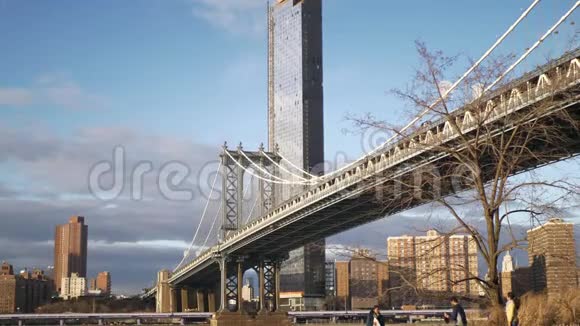 纽约曼哈顿大桥上令人惊叹的景色视频的预览图